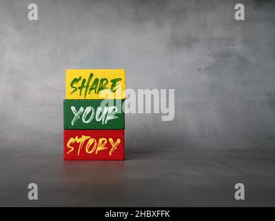 Holzwürfel mit Text TEILEN SIE IHRE GESCHICHTE. Platz für Text kopieren Stockfoto