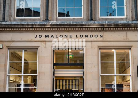 Edinburgh, Schottland - 21. Nov 2021: Das Schild für den Jo Malone London Store in Edinburgh. Stockfoto