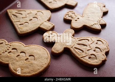 Lebkuchen ohne Dekorationen auf dem Tisch Stockfoto