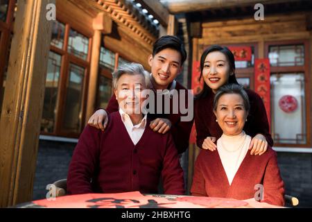 Frohe Familie, die das neue Jahr feiert Stockfoto