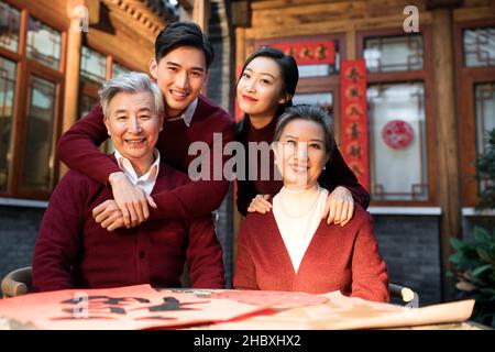 Frohe Familie, die das neue Jahr feiert Stockfoto