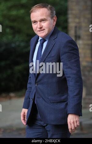 Der Abgeordnete George Eustice, Politiker der Konservativen Partei, Staatssekretär für Umwelt, Ernährung und Angelegenheiten des ländlichen Raums, spaziert in der Downing Street, Westminster Stockfoto