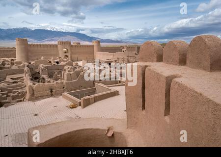 Panorama der engen Straßen und Mauern der alten persischen Stadt aus Lehmziegeln gebaut. Rayen Zitadelle, Mahan, Iran, mit Hezar-Massiv im Hintergrund. Stockfoto