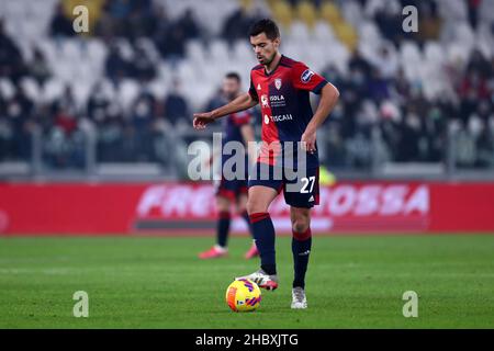 Turin, Italien. Am 21. Dezember 2021 kontrolliert Alberto Grassi von Cagliari Calcio den Ball während des Serie-A-Spiels zwischen dem FC Juventus und Cagliari Calcio im Allianz-Stadion am 21. Dezember 2021 in Turin, Italien. Stockfoto