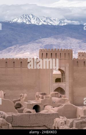 Vertikale Aufnahme von engen Straßen und Mauern der alten persischen Stadt aus Lehmziegeln gebaut. Rayen Citadel, Mahan, Iran, mit Hezar-Massiv im Stockfoto