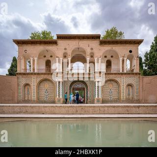 Mahan, Iran - 04.09.2019: Wasserbecken vor dem Tor des Shahzadeh Mahan Historical Garden, Iran. Schöne persische Architektur mit Wasser Stockfoto