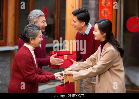 Glückliche Familien feiern das neue Jahr Stockfoto