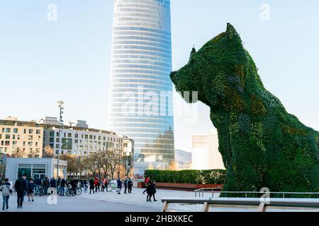 Welpe steht Wache im Guggenheim Museum in Bilbao, Biskaya, Baskenland, Spanien. Wahrzeichen. Hundeskulptur des Künstlers Jeff Koons. Stockfoto