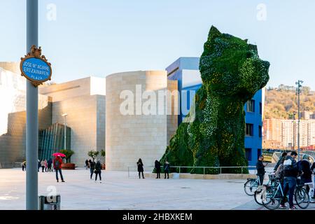 Welpe steht Wache im Guggenheim Museum in Bilbao, Biskaya, Baskenland, Spanien. Wahrzeichen. Hundeskulptur des Künstlers Jeff Koons. Stockfoto