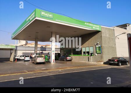 Aglo - Petroleros Mijas Tankstelle in Mijas Costa, Provinz Malaga, Andalusien, Spanien. Stockfoto