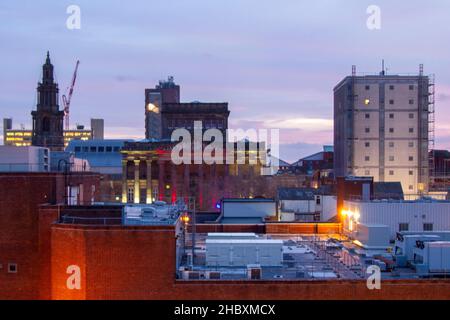 Preston, Lancashire. UK Wetter: 22 Dez 2021. Die Skyline von Preston, im Nordwesten, wenn die Sonne im Morgengrauen einen kurzen Auftritt macht. Wenn die Sonne über dem ländlichen Lancashire aufgeht, fällt die abwechslungsreiche Architektur der nördlichen Stadt auf. Die höchsten Gebäude und Strukturen in Preston in der Höhe. Derzeit gibt es in der Stadt 12 Gebäude über 150 Fuß (46 m), die meisten davon wurden in den Jahren 1960s und 1970s gebaut. Der Nachmittag wird stark bewölkt sein, und die Anfälle von lückenhaften Regen werden aus dem Südwesten hereindrücken. Mäßige Südwinde.Quelle: MediaWorldImages/AlamyLiveNews Stockfoto