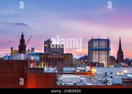 Die Skyline von Preston, Lancashire. Wetter in Großbritannien: Dez 2021. Das Stadtzentrum überdacht, während die Sonne in der Morgendämmerung einen kurzen Auftritt hat. Wenn die Sonne über dem ländlichen Lancashire aufgeht, fällt die abwechslungsreiche Architektur der nördlichen Stadt auf. Die höchsten Gebäude und Strukturen in Preston in der Höhe. Derzeit gibt es in der Stadt 12 Gebäude über 150 Fuß (46 m), die meisten davon wurden in den Jahren 1960s und 1970s gebaut. Stockfoto