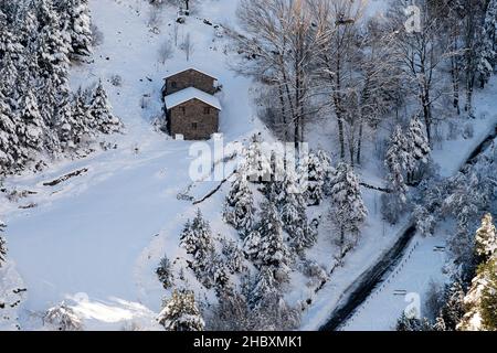 Andorra ist einer der schneesichersten Orte in den Pyrenäen. Es ist daher der ideale Ort, um viele Winteraktivitäten mit Familie oder Freunden zu praktizieren Stockfoto