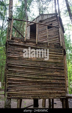 Holzhütte aus einem Baumstamm im Wald Stockfoto