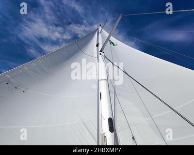 Segel eines Segelbootes, Yacht auf dem Mittelmeer Stockfoto