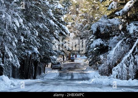 Andorra ist einer der schneesichersten Orte in den Pyrenäen. Es ist daher der ideale Ort, um viele Winteraktivitäten mit Familie oder Freunden zu praktizieren Stockfoto