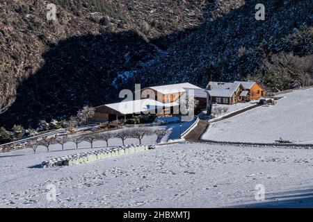 Andorra ist einer der schneesichersten Orte in den Pyrenäen. Es ist daher der ideale Ort, um viele Winteraktivitäten mit Familie oder Freunden zu praktizieren Stockfoto