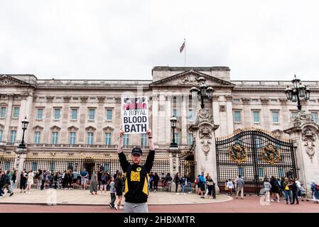 Protest gegen die Tieraufstände vor dem Buckingham Palace mit einem Schild mit der Aufschrift „Jagd Auf Ein königliches Blutbad“ - London 2021 Stockfoto