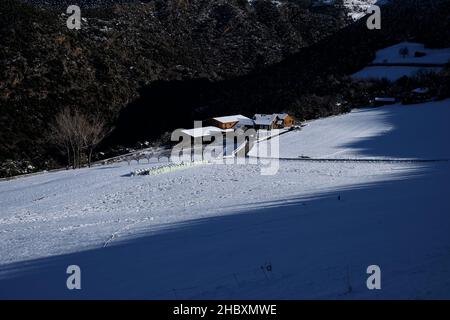 Andorra ist einer der schneesichersten Orte in den Pyrenäen. Es ist daher der ideale Ort, um viele Winteraktivitäten mit Familie oder Freunden zu praktizieren Stockfoto