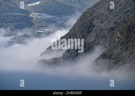 Andorra ist einer der schneesichersten Orte in den Pyrenäen. Es ist daher der ideale Ort, um viele Winteraktivitäten mit Familie oder Freunden zu praktizieren Stockfoto
