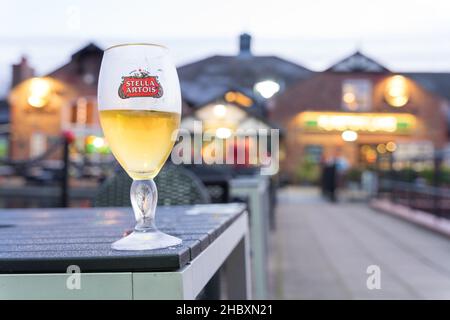 Ein Pint Stella Artois auf einem Tisch im Biergarten Stockfoto