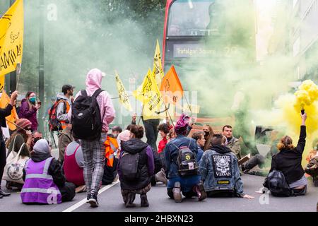 Aktivisten der Tieraufstandsbewegung blockieren die Londoner Straße mit gelbem Flare und Flaggen London 2020 Stockfoto