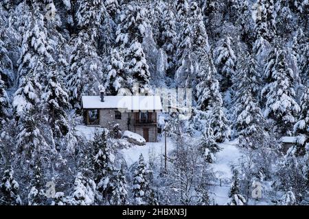 Andorra ist einer der schneesichersten Orte in den Pyrenäen. Es ist daher der ideale Ort, um viele Winteraktivitäten mit Familie oder Freunden zu praktizieren Stockfoto