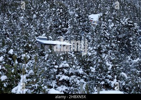 Andorra ist einer der schneesichersten Orte in den Pyrenäen. Es ist daher der ideale Ort, um viele Winteraktivitäten mit Familie oder Freunden zu praktizieren Stockfoto
