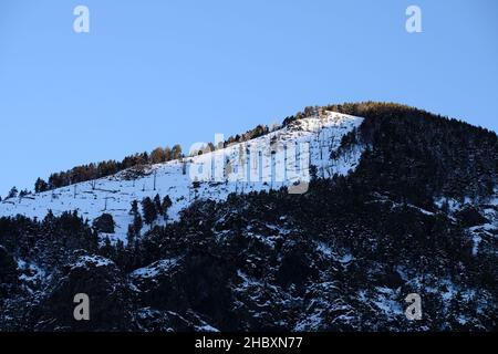 Andorra ist einer der schneesichersten Orte in den Pyrenäen. Es ist daher der ideale Ort, um viele Winteraktivitäten mit Familie oder Freunden zu praktizieren Stockfoto