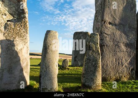 Stonehenge Bluesteine und Sarsen Steine an einem sonnigen Tag 2021 Stockfoto