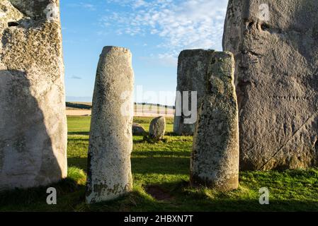 Stonehenge Bluesteine und Sarsen Steine an einem sonnigen Tag 2021 Stockfoto