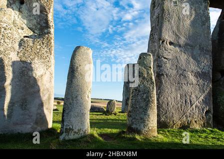 Stonehenge Bluesteine und Sarsen Steine an einem sonnigen Tag 2021 Stockfoto