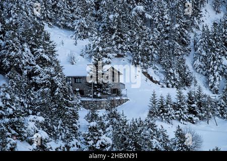 Andorra ist einer der schneesichersten Orte in den Pyrenäen. Es ist daher der ideale Ort, um viele Winteraktivitäten mit Familie oder Freunden zu praktizieren Stockfoto