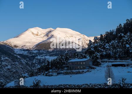 Andorra ist einer der schneesichersten Orte in den Pyrenäen. Es ist daher der ideale Ort, um viele Winteraktivitäten mit Familie oder Freunden zu praktizieren Stockfoto
