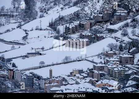 Andorra ist einer der schneesichersten Orte in den Pyrenäen. Es ist daher der ideale Ort, um viele Winteraktivitäten mit Familie oder Freunden zu praktizieren Stockfoto