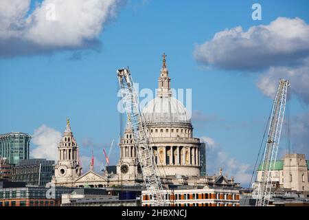 St. Pauls Cathedral Blick von der Brücke mit blauem Himmel und großen Wolken und Baukräne Stockfoto