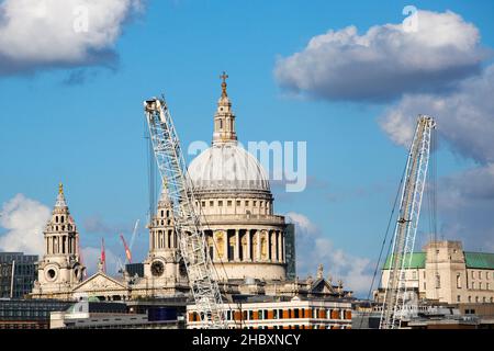 St. Pauls Cathedral Blick von der Brücke mit blauem Himmel und großen Wolken und Baukräne Stockfoto