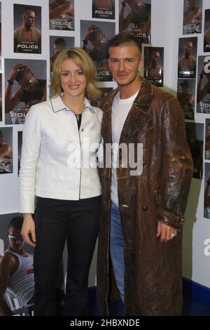 David Beckham und Gaby Logan bei der Vorstellung der neuen Polizeisonnenbrille am 7/2/02 in den Riverside Studios, Hammersmith, London, Großbritannien Stockfoto