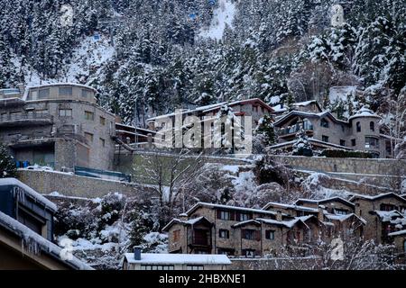 Andorra ist einer der schneesichersten Orte in den Pyrenäen. Es ist daher der ideale Ort, um viele Winteraktivitäten mit Familie oder Freunden zu praktizieren Stockfoto