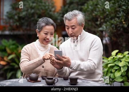 Altes Paar mit einem Smartphone Stockfoto