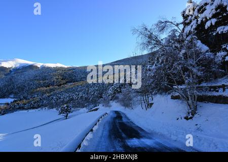 Andorra ist einer der schneesichersten Orte in den Pyrenäen. Es ist daher der ideale Ort, um viele Winteraktivitäten mit Familie oder Freunden zu praktizieren Stockfoto