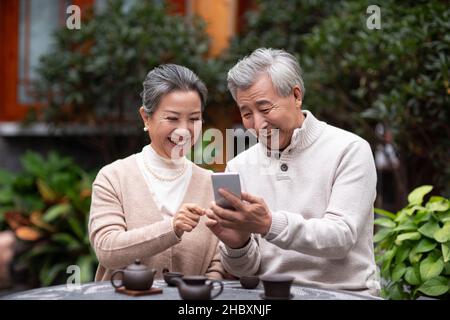 Altes Paar mit einem Smartphone Stockfoto