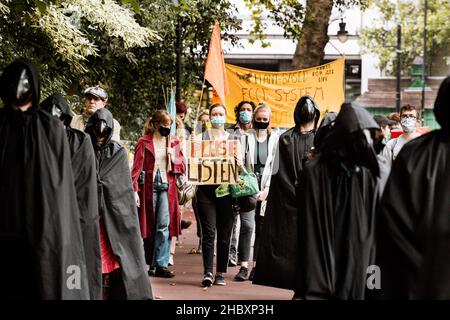 Die Rebellion der Tiere protestiert als Pestdoktoren gekleidet, die ein Plakat mit dem Pease-Listen-Schild halten Stockfoto