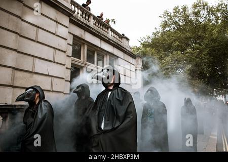 Tieraufstandsprotestierende, als Pestärzte gekleidet, marschieren in Richtung Downing Street London 2020 Stockfoto