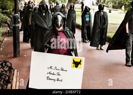Tieraufstandsprotestierende, als Pestärzte gekleidet, gehen zur Downing Street London 2020 Stockfoto
