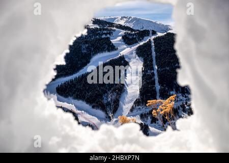 Andorra ist einer der schneesichersten Orte in den Pyrenäen. Es ist daher der ideale Ort, um viele Winteraktivitäten mit Familie oder Freunden zu praktizieren Stockfoto