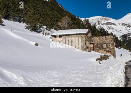 Andorra ist einer der schneesichersten Orte in den Pyrenäen. Es ist daher der ideale Ort, um viele Winteraktivitäten mit Familie oder Freunden zu praktizieren Stockfoto