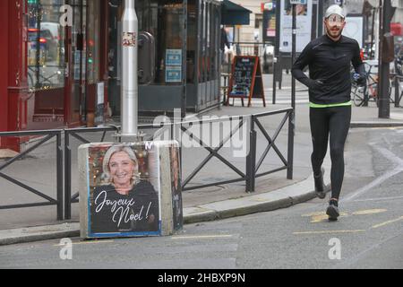 MARINE LE PEN SOUHAITE JOYEUX NOEL AUX FRANCAIS A TRAVERS UNE AFFICHE Stockfoto