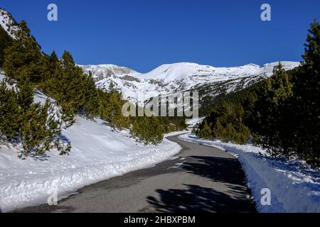 Andorra ist einer der schneesichersten Orte in den Pyrenäen. Es ist daher der ideale Ort, um viele Winteraktivitäten mit Familie oder Freunden zu praktizieren Stockfoto