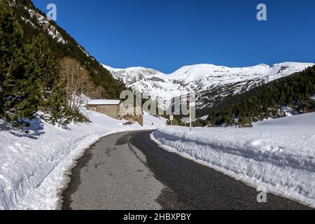Andorra ist einer der schneesichersten Orte in den Pyrenäen. Es ist daher der ideale Ort, um viele Winteraktivitäten mit Familie oder Freunden zu praktizieren Stockfoto